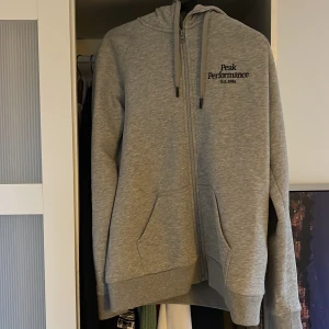 peak performance kofta  - en peak performance kofta i storlek L! Använd fåtal gånger så den är som ny! 