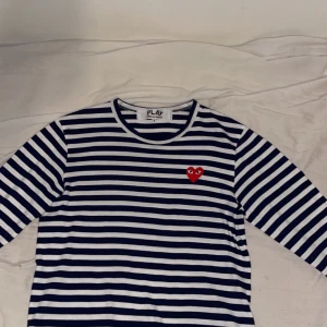 Cdg tröja - Säljer nu min CDG Play tröja som knappt är använd då den tyvärr inte satt som jag ville på mig. Tröjan köptes för ca 1300 hos Paul&Friends på Nk Kan fraktas eller mötas upp i Västerås eller falun