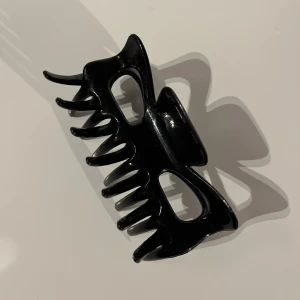 Hårklämma - Säljer en jätte fin hårklämma för 10kr +frakt, priset går att diskutera 🌟