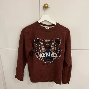 Kenzo sweatshirt - 8/10 skick nypris 2000  Xs strl  Säljer eftersom för liten  Fri frakt inom Sverige 