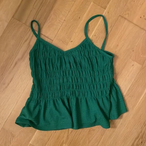söt grön topp stl S - nästan oanvänd, bekväm och i bra skick. 