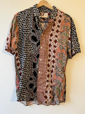 Skjorta från river island  - Unikat mönstrad skjorta från river island.  Strl: S  Slim fit  Använd ett fåtal gånger, är fortfarande i väldigt fräscht skick. 