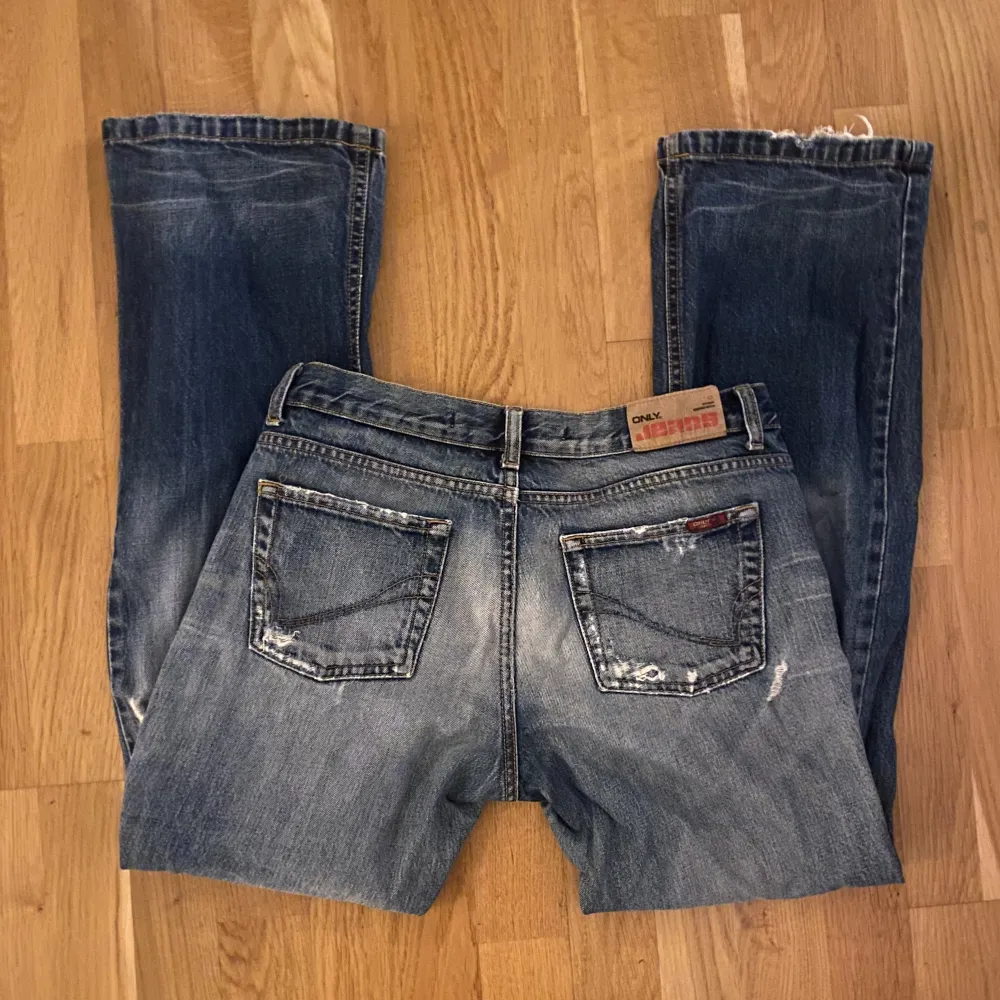 säljer dessa super snygga jeans köp second hand då de tyvärr är för korta och inte passar så bra! De står storlek 30 men skulle säga att de är ungefär storlek S ! passar inte riktigt mig i längden som är ungefär 167cm men de är inte jätte korta heller!. Jeans & Byxor.