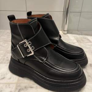 Black buckle strap ankle boots från Ganni i storlek 39. 100% läder. Inga tecken på användning finns.