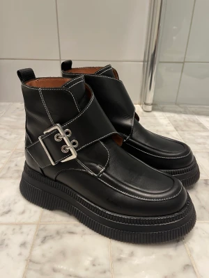 Ganni boots  - Black buckle strap ankle boots från Ganni i storlek 39. 100% läder. Inga tecken på användning finns.