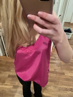 Festtopp - En jätte fin rosa spetstopp, perfekt till en fest eller bara att vara med kompisar.