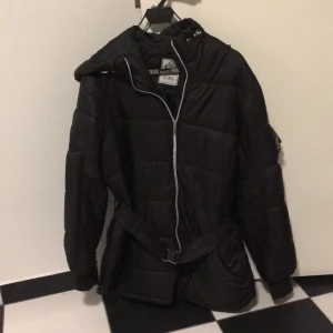 Vinterjacka - Häftig jacka. Skada på hö ärm