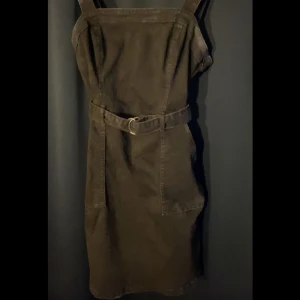 Jeansklänning  - Svart jeans klänning använd få gånger. Det står M- men den är som en S. Den ser ganska lång ut på bilden- men den går till över knäna (sen beror det på hur lång man är osv såklart)😌🫶