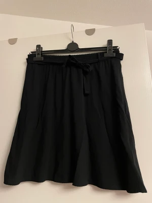 Kjol - Minikjol från vero Moda med knytning i midjan