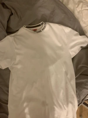 T-shirt från the north face - Använd en gång så bra skick💜