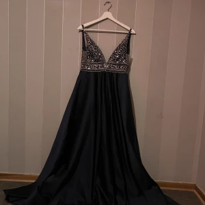 Klänning  - Bröllopsklänning har använt en gång  Priset kan diskuteras 