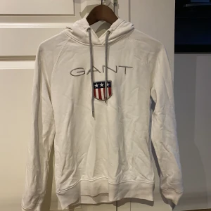 Hoddie - Vit hoddie från gant, använt fåtal gånger, storlek xs 