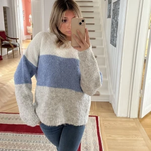 Stickad mysig tröja - Stickad randig tröja i S/M, jätteskön och varm (tjock i materialet)! Köpare står för frakt 💗