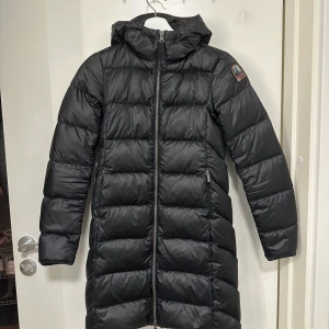 Parajumpers - SVART LEAH SHEEN JACKET - TJEJ Storlek S, ungdom  Helt oanvänd, nyskick  Nypris 5199 kr   Passar mig som är 160 cm lång, sitter som en XS-XXS i dam storlek    