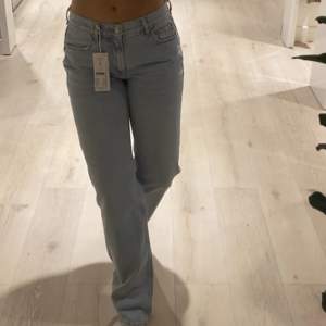 Superfina low waisted jeans från Gina Tricot. Använda fåtal gånger, så i fint skick!❤️ Nypris: 499kr. Är 175🫶🏼