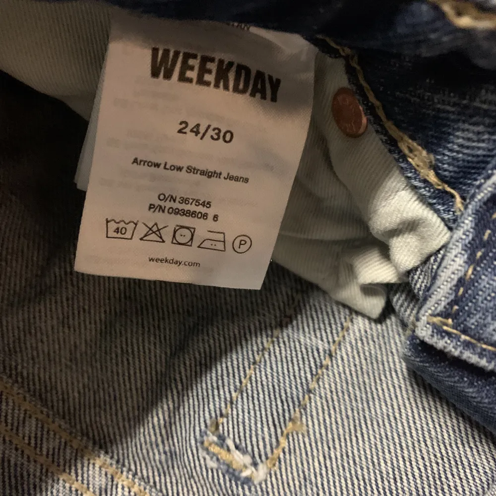 Arrow low waist jeans från weekday i färgen vintage blue. Använda ca 2 gånger och i jättebra skick! Storlek: 24/30. Köpte för 500kr men säljer för 300kr plus frakt. Priset går att diskutera❤️❤️. Jeans & Byxor.