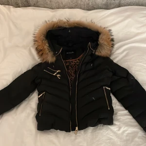 Hollies jacka - En jätte fin svart hollise jacka knappt oanvänd super skön säljer den pågrund av att jag inte använder den tyvärr. 