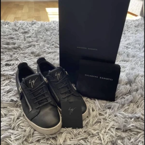 Giuseppa zannotis  - Fint skick men tyvär för stora för mig så måste sälja de!! Du 