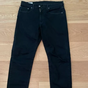 Svarta Levis jeans  - Hej jag säljer mina svarta Levis byxor som jag tyvärr köpte i fel storlek och därför säljer vidare. Jeansen är aldrig använda och är i storlek 32/32 men passar 30/32 också. 