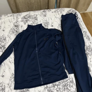 Under Armour dress marinblå strl S - Under Armour dress i marinblå! Mycket god skick! Jag står för frakten med kvitto och språrningsnummer! Inga returer 