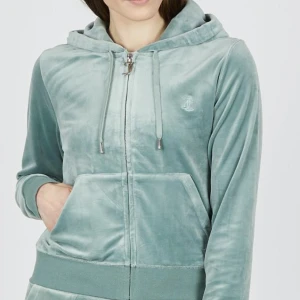 Juciy couture  - Jag säljer min gröna juciytröja då den inte kommer till användning:( Skriv för för fler bilder!😇😇