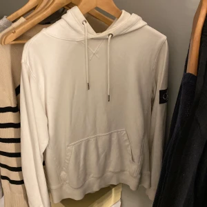 Calvin klein - Säljer nu min vita Calvin klein hoodie då den inte kommit till användning💞