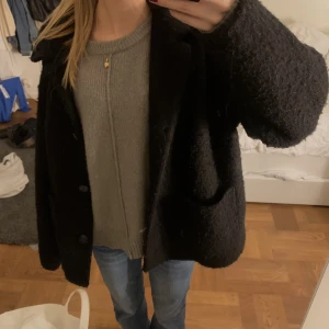 Stickad tröja  - Jätte mysig! Har dragkedja på sidan 