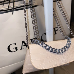 Väska - Hyfsat skick med långt band man kan ha kort eller lång