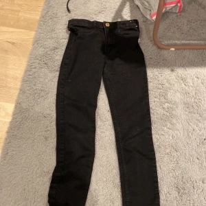 Byxor  - Byxor 150 kr storlek 140 