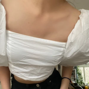 Vit sommarblus - Skitsöt sommarblus med puffärmar! Perfekt för sommaren och så jäkla söt!!! Helt ny! Nypris: 239kr ❤️❤️