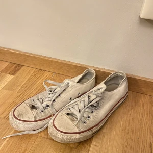 Vita converse skor - Vita converse. Har inga defekter utöver att de är lite smutsiga och använda, men är i fint skick överlag. 