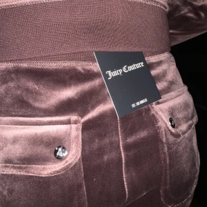 Juicy couture xxs brunt - Brunt juicy couture set, båda delar i xxs! alla kvitton och prislappar finns kvar! Budgivning om många är intresserade!