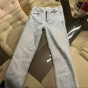Jeans från Zara storlek 36 alltså ungefär Xs och S. Använda en gång, felfria.