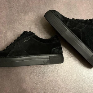 Svarta Arigatos - Säljer dessa eftersom jag inte finner någon användning för de. Bra skick, box, mudbag, kvitto (allt medkommer vid köp)