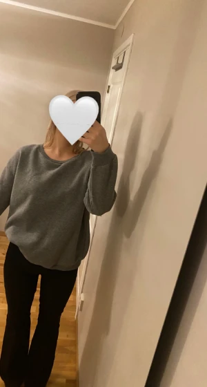 Grå sweatshirt - Simpel och stilren grå sweatshirt. Mycket sparasamt använd och i väldigt fint skick. Väldigt mysigt material