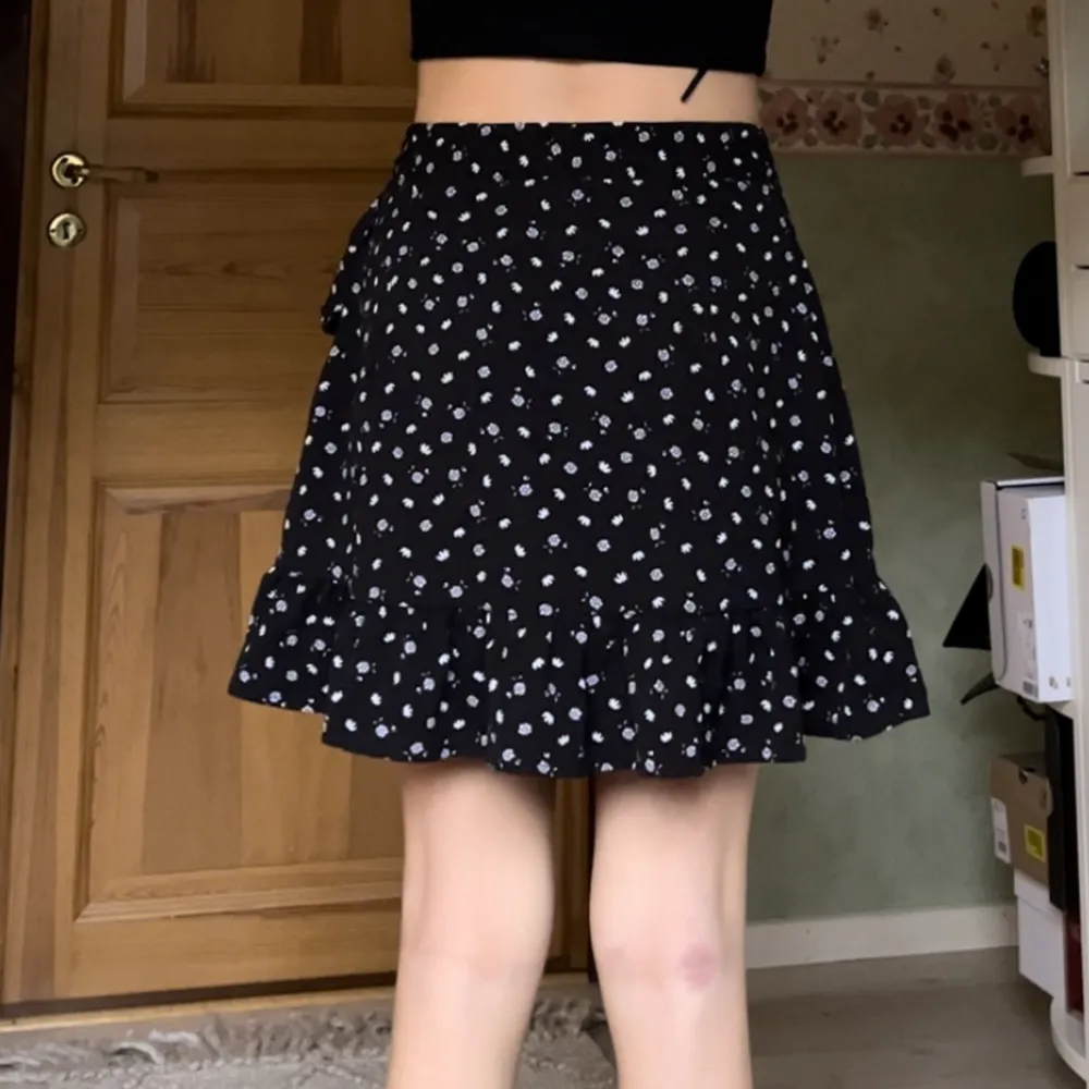 Svart kjol med små blommor, från FB Sister. Fint skick, använd några gånger en sommar men sitter inte som jag vill på mig. . Kjolar.