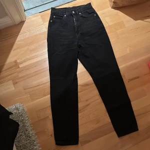 Jeans  - Säljer ett par jeans från dr denim. Jeansen heter Nora och är aningen pösiga. 