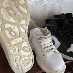 Alexander Mcqueen skor -  nypris 5000! Säljer mina alexander mcqueen skor då dom inte används jättemycket, köpta i september
