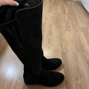 Höga boots - Ett par höga boots som används ett fåtal gånger. Jätte fina och med liten klack. Storlek 38. 
