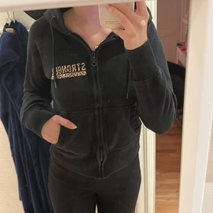 Hoodie  - Säljer en hoodie med dragkedja från Stonger. Tröjan är i fint skick. 