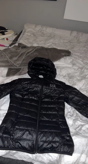 Armani jacka dam (NÄSTAN HELT SOM NY)  - Säljer min Armani jacka i storlek M men funkar för både S/M (Dam)  Kan fraktas men då står köparen för frakt!  Inga skador eller något defekt då den bara används ett fåtal gånger
