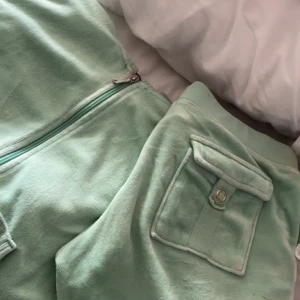 Juicy sett - Dom är använda men i bra skick och är i den gamla modellen med låg midjade byxor och tryck på ryggen