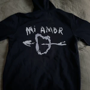 Mira Paris- Mi amor hoodie - Säljer denna as snygga och sköna hoodien från mira paris i storlek M i färgen marinblå. Säljer då jag har en likadan i en annan färg. Den är endast använd en gång så helt i nyskick!💗(tryck ej på köp direkt!)