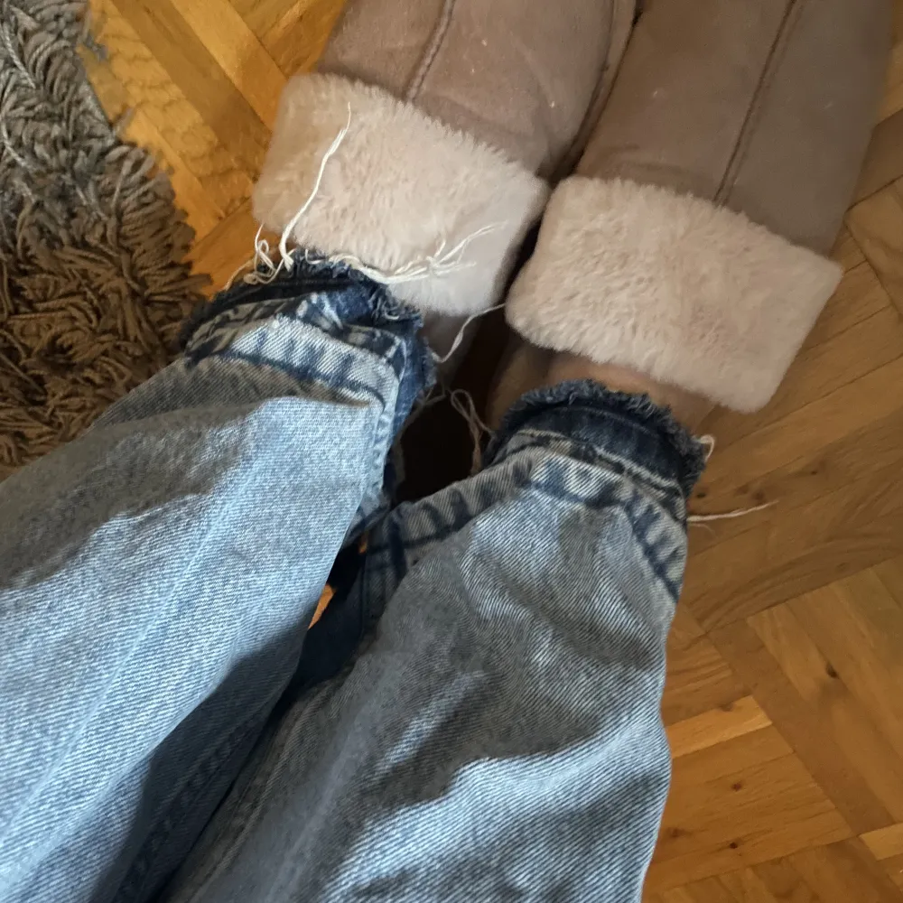 Ett par raka ljusblåa jeans från Zara. De har lite mörkare nyans av blå nere vid fötterna. Knappt använda. Ganska stora i storleken. Jag är 179💓. Jeans & Byxor.