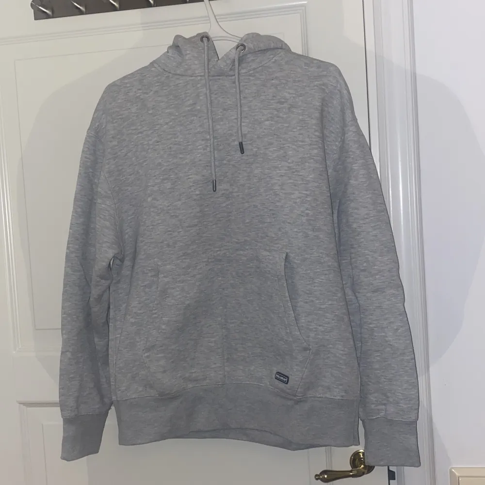 En grå hoodie från Pull&Bear storlek M! Använd endast ett par tillfällen . Hoodies.
