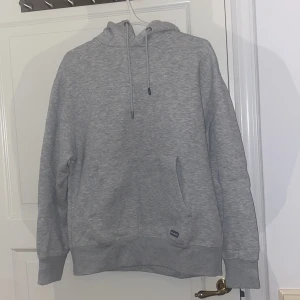 Grå Hoodie Pull&Bear M - En grå hoodie från Pull&Bear storlek M! Använd endast ett par tillfällen 