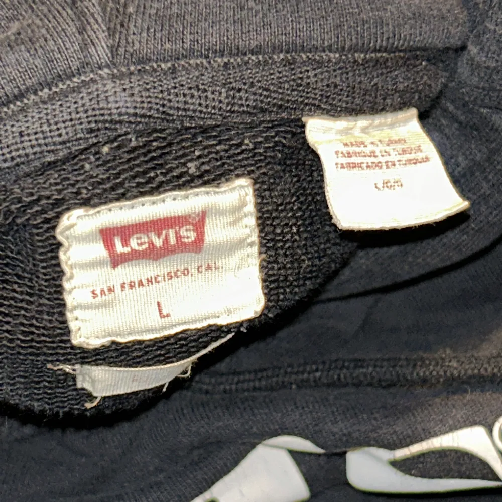 Levis hoodie i L Säljer nu min favorit hoodie då jag köpt en ny. Hade helst inte velat sälja men den får tyvärr inte plats i min garderob. Hoodies.