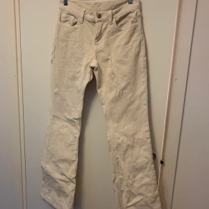 Brielle manchesterbyxor brandy  - Beiga manchesterbyxor i modellen Brielle från brandy Melville. Motsvarar ca S