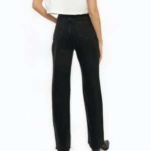 Chiquelle jeans  - Jeans från chiquelle i en grå svart färg❣️super fina men tyvärr försmå för mig,, köpta för 500 men säljs för 300+frakt( kan mötas upp med) skriv privat för flera bilder på det🫶🏼🫶🏼