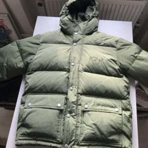 Polar skate co. vinterjacka - M  - Rejäl vinterjacka från Polar. Helt ny, med tag. Liten liten färgfläck på luvan från flytt. 